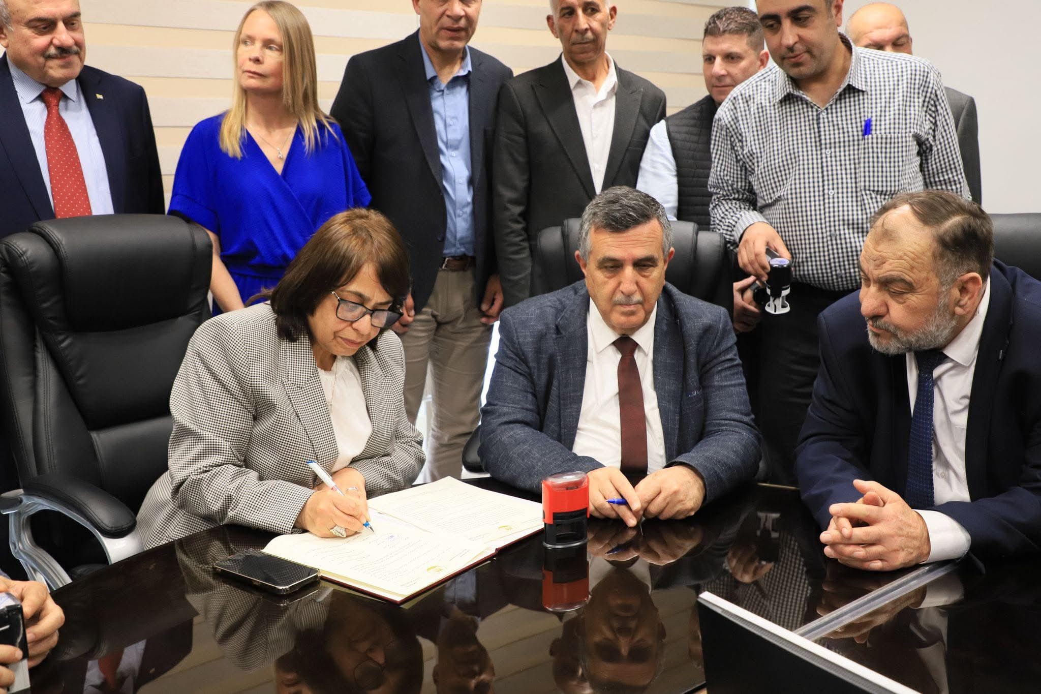 الوزير حجاوي يُسلم عددا من مجالس الخدمات المشتركة سيارات للصيانة