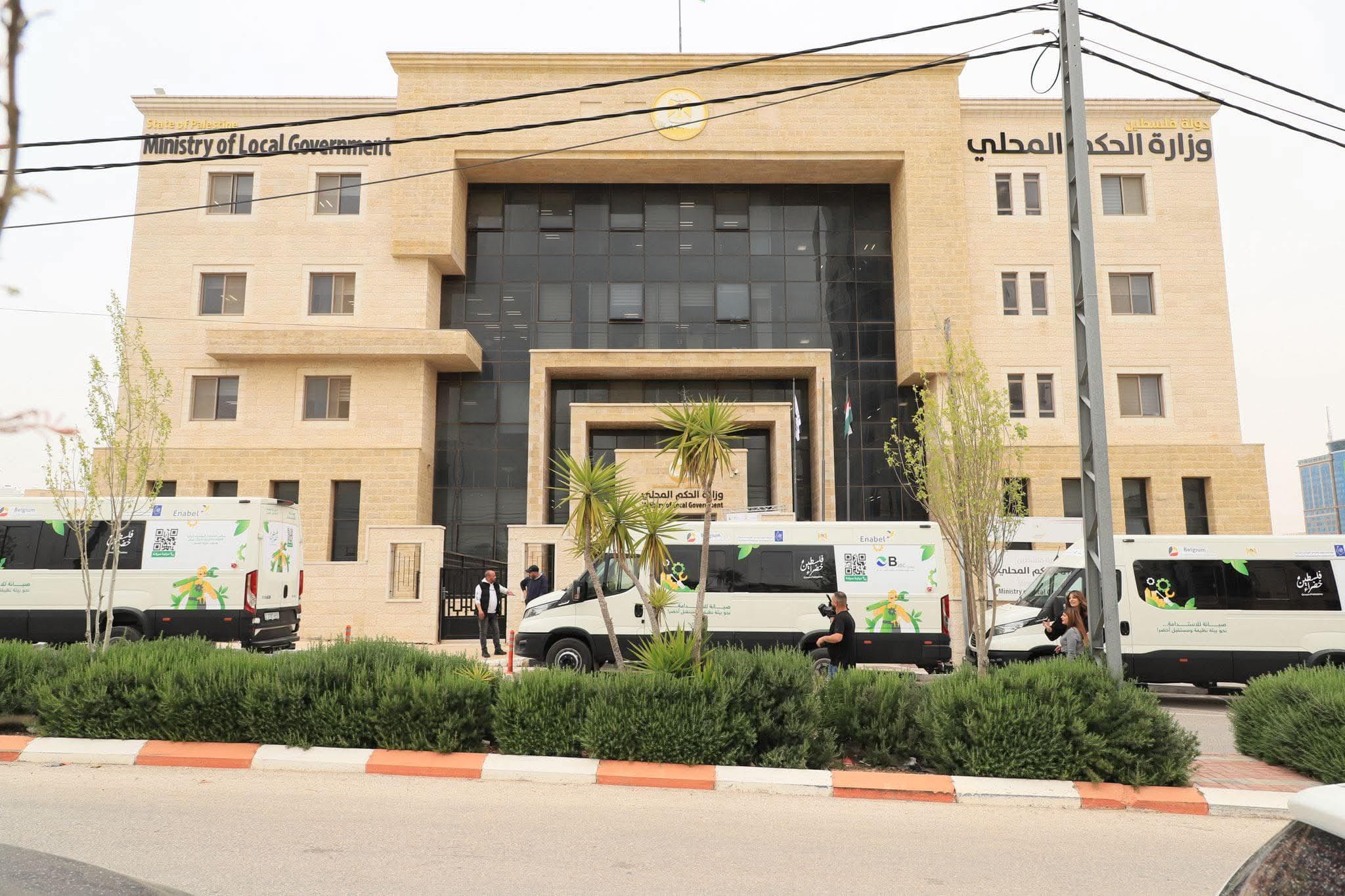 الوزير حجاوي يُسلم عددا من مجالس الخدمات المشتركة سيارات للصيانة